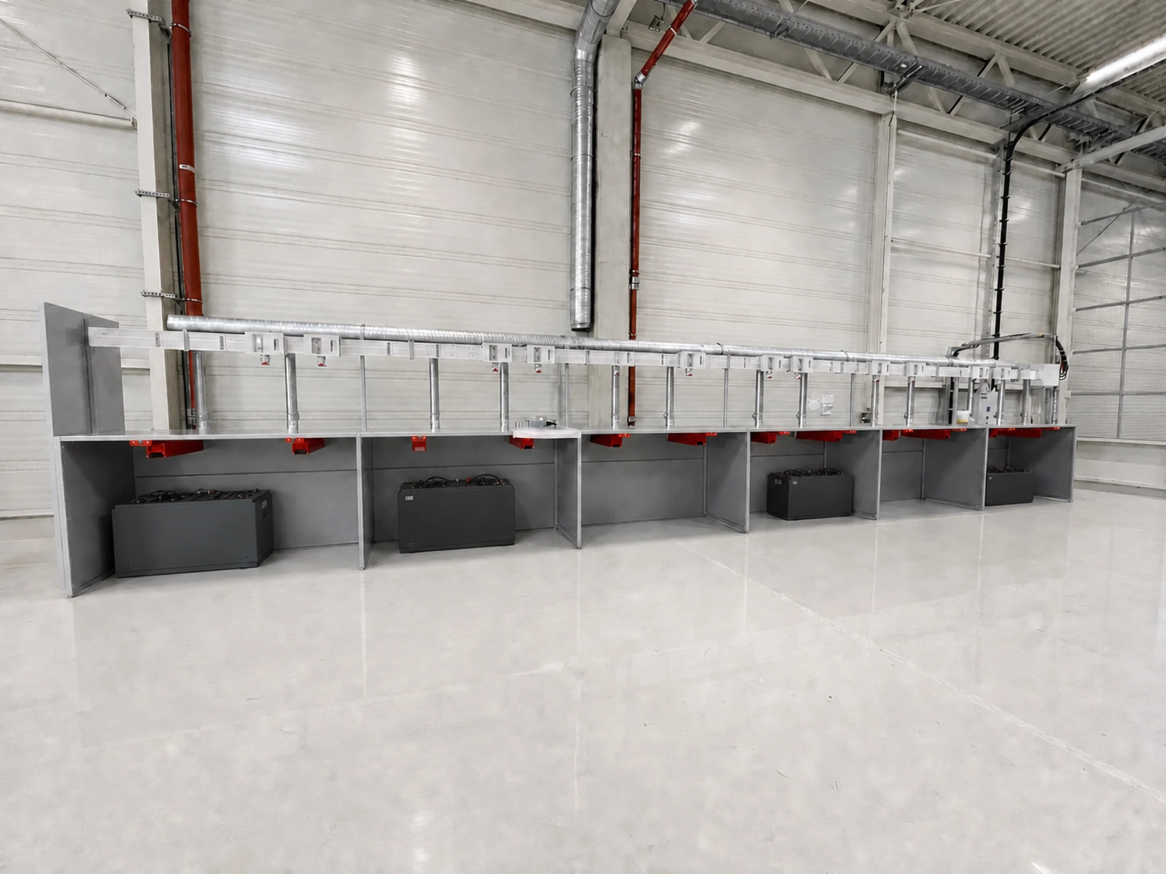 Batterieabsaugung mit bereitgestellten Staplerbatterien in einer Industriehalle